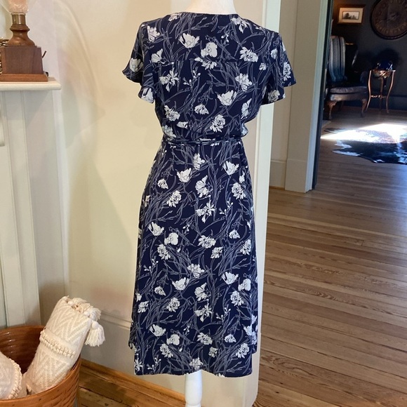 Leith Navy and White Floral Short Sleeve MIDI Wrap Dress Size Small - Picture 7 of 10